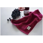 thies 1856 ® veganes Handtuch aus japanischer Biobaumwolle gefärbt mit recycelter Rotwein Maische