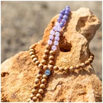 Divasya Mala Kette "Rise & Shine" aus 108 Perlen geknotet | Sandelholz & echte Natursteine