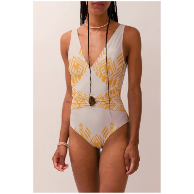 Averie Damen vegan Badeanzug Ring Plunge One-Piece Amber Gold Symmetrical Print On Blanc