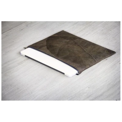 BY COPALA Laptop Hülle 13" - 14" Zoll, aus laminierten Blättern in grau - metallic / dunkelbraun