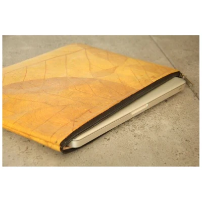 BY COPALA Laptop-Hülle 15" - 16" Zoll aus recycelten Blättern in gelb
