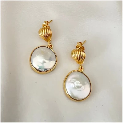 Clam Shell Pearl Earrings - GOLD