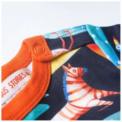 Curious Stories Strampler für Babys aus Bio-Baumwolle mit dem schönen Print "Tropical"