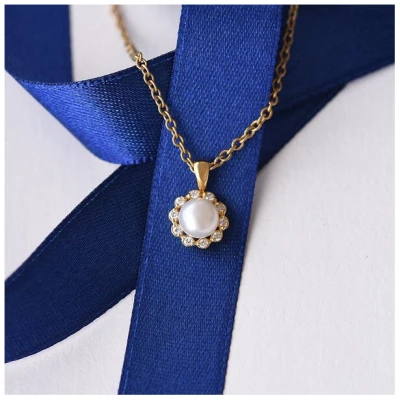 Eppi Goldene Halo-Halskette mit Perle und Diamanten Maviga