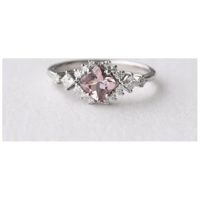 Eppi Goldener Ring mit Princess Morganit und Moissaniten Medrie