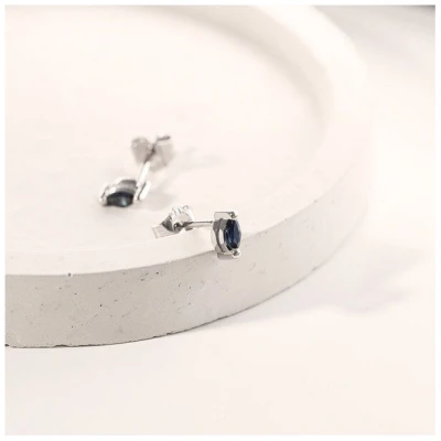 Eppi Minimalistische Ohrstecker mit blauen Saphiren Daina