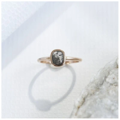 Eppi Ring mit einem Salt and Pepper Diamanten in Emerald-Form Christy