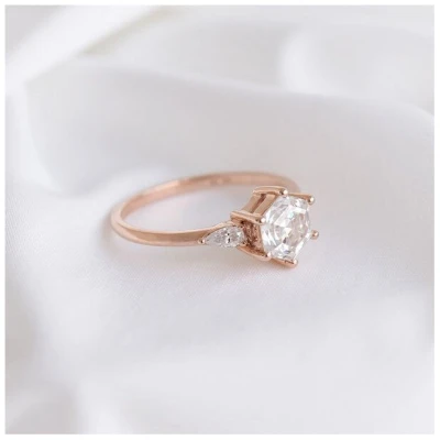 Eppi Verlobungsring mit Hexagon Moissanit und Pear Moissaniten Seydou