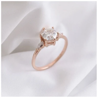 Eppi Verlobungsring mit Hexagon Moissanit und Pear Moissaniten Seydou