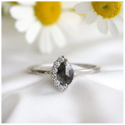 Eppi Verlobungsring mit Marquise Salt and Pepper Diamant Susi