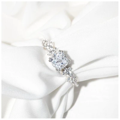 Eppi Verlobungsring mit Moissanit und Lab Grown Diamanten Alys