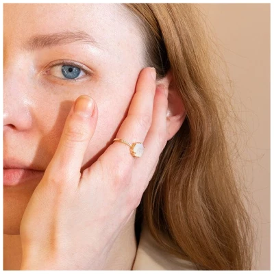 Eppi Verlobungsring mit Mondstein in Hexagon-Form und Diamanten Carrie
