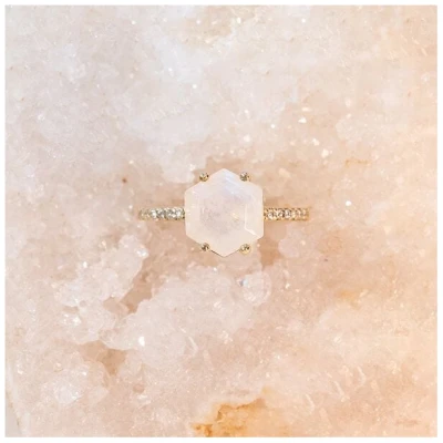 Eppi Verlobungsring mit Mondstein in Hexagon-Form und Diamanten Carrie