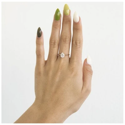 Eppi Verlobungsring mit einem Moissaniten in Pear-Form North