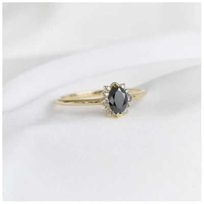 Eppi Verlobungsring mit schwarzem Marquise Diamanten Mya
