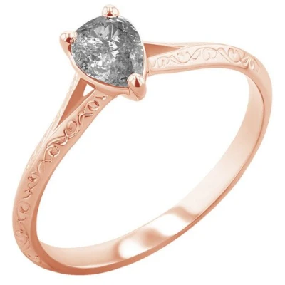 Eppi Von Hand gravierter Ring mit einem Salt and Pepper Diamanten in Birnenform Vivia