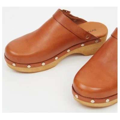 Jutelaune Clogs Schlüpfschuh cognac braun mit goldenen Nieten