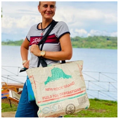 Kimuli Handgenähte Einkaufstasche aus recycelten Zementsäcken von Frauen aus Uganda - Strandtasche