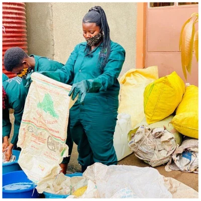 Kimuli Handgenähte Kosmetiktasche aus recycelten Zuckersäcken