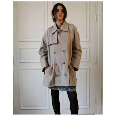 Kurzer Trenchcoat Zorane aus upgecycelter Baumwolle Farbe beige Aatise