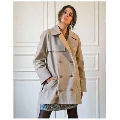 Kurzer Trenchcoat Zorane aus upgecycelter Baumwolle Farbe beige Aatise