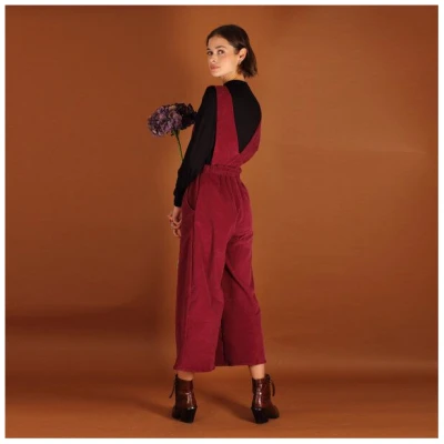 ManduTrap Jumpsuit, Latzhose Clara aus einem Bio- Baumwollcord in berry