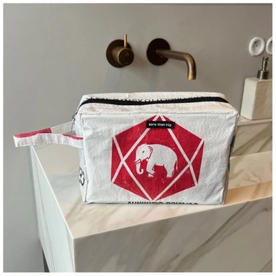 MoreThanHip Medium Kulturtasche aus recycelten Zement oder Fischfuttersaecken Washu