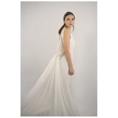 SinWeaver alternative fashion Brautkleid mit Rückenausschnitt und abnehmbarem Schleier