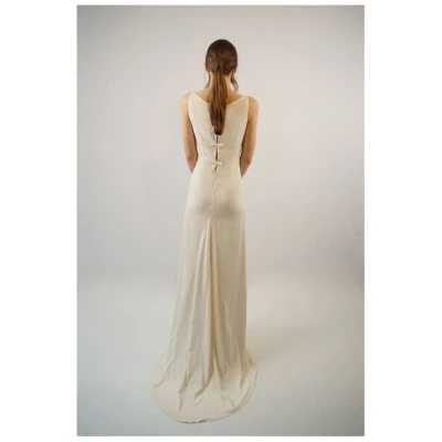 SinWeaver alternative fashion Schlichtes Brautkleid mit Schleppe