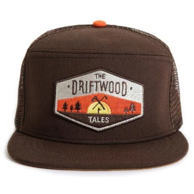 The Driftwood Tales Dunkelbraune Trucker Cap mit orangefarbenem Verstellgurt und Driftwood-Emblem