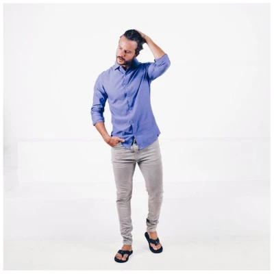 The Driftwood Tales Mittelblaues Hemd aus recycelten Materialien