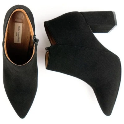 Will's Vegan Shop Spitz Zulaufende Stiefel Schwarz Veganes Wildleder Damen