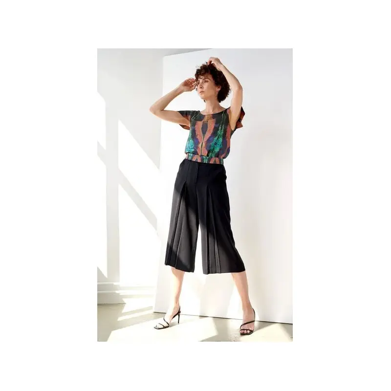 Yuna Miray Hoch geschnittene Stoffhose in midi Länge mit Kellerfalte "Coolotte" in schwarz & anthrazit