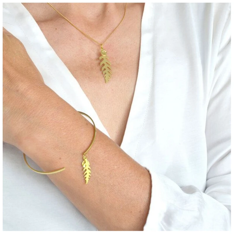 renna deluxe Armreif in Gold mit Farn Blatt