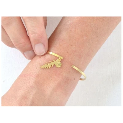 renna deluxe Armreif in Gold mit Farn Blatt