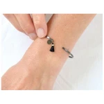 renna deluxe Armreif in Schwarz mit zwei Anhängern