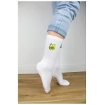 sticknic Socken mit Avocado Motiv gestickt - Minimalistische Stickerei - Tennissocken - Kuschelsocken - Geschenk