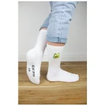 sticknic Socken mit Avocado Motiv gestickt - Minimalistische Stickerei - Tennissocken - Kuschelsocken - Geschenk