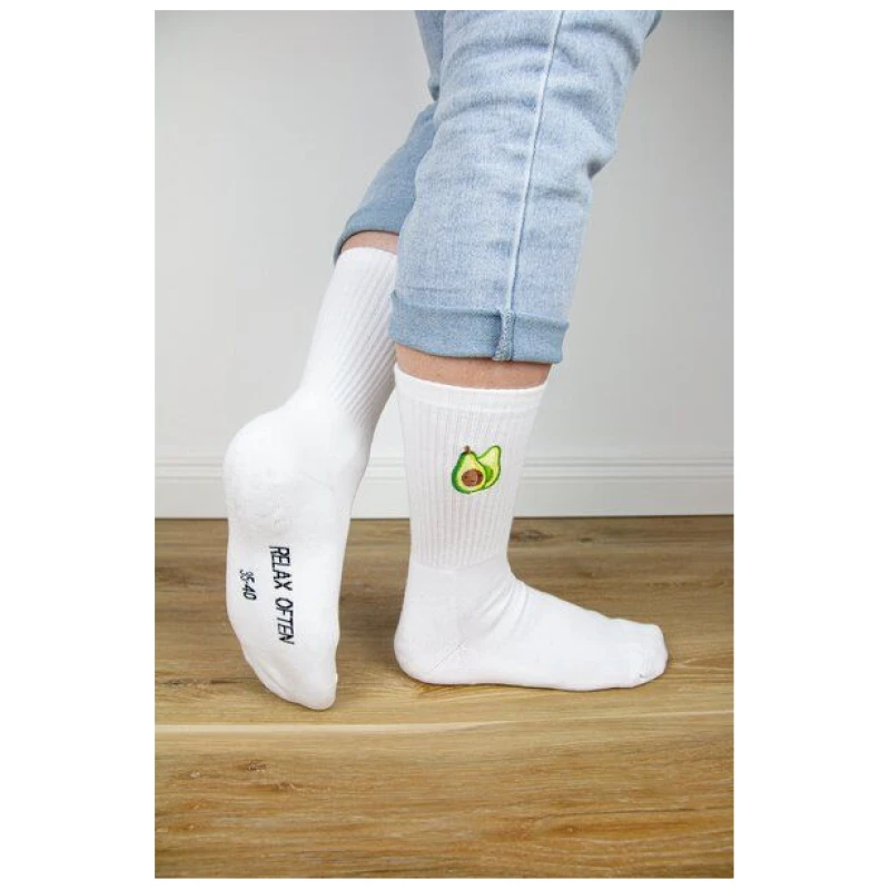 sticknic Socken mit Avocado Motiv gestickt - Minimalistische Stickerei - Tennissocken - Kuschelsocken - Geschenk