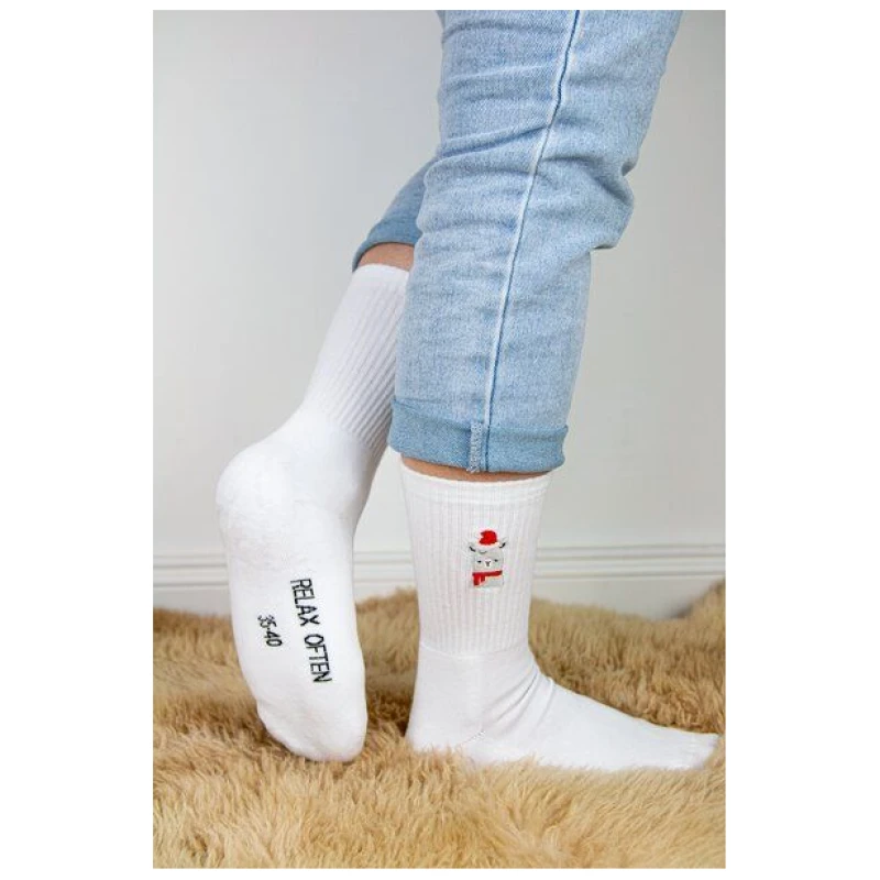 sticknic Socken mit Weihnachts Lama Motiv gestickt - Minimalistische Stickerei - Tennissocken - Kuschelsocken - Geschenk Weihnachten
