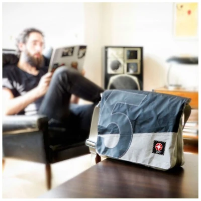 360° Barkasse Messengerbag mit Laptopfach für 15" Notebook / Laptop handgefertigt aus recyceltem Segeltuch
