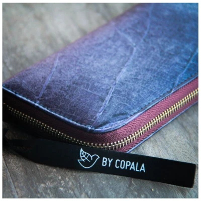 BY COPALA Portemonnaie / Brieftasche aus recycelten Blättern lila/blau
