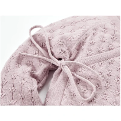 Baby Jacke zum Wickeln Bio-Baumwolle Ajourstrick Blümchen lavendel Gr. 50/56