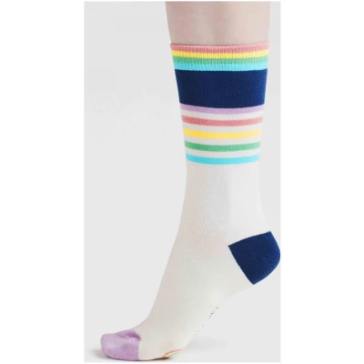 Socken Modell: Clara Regenbogen Streifen