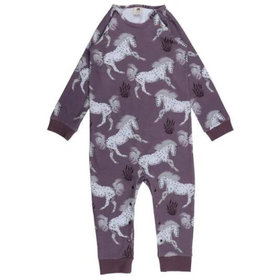 Strampler Bio-Baumwolle Lila Pferde - Walkiddy, nachhaltiger langarmiger Baby-Strampler, umweltfreundlich und GOTS-zertifiziert, 95% Baumwolle, 5% Elasthan.