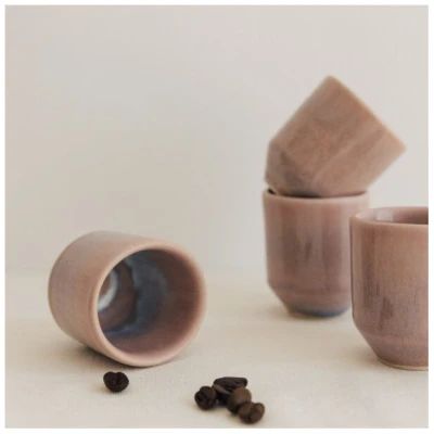 NAKOA Keramik Espresso Tassen 4er Set I Handgefertigtes Steingut I Hochwertige Espressobecher ohne Henkel I Tassen Set I Moderne Espressotassen I Spülmaschinenfest I Kleine Becher 70ml