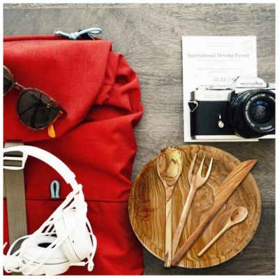NATUREHOME Camping-Set Rucksack-Set Teller mit Besteck Olivenholz leicht und haltbar