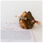 Divasya Armreif mit Gravur | rosé vergoldet | Be here right now