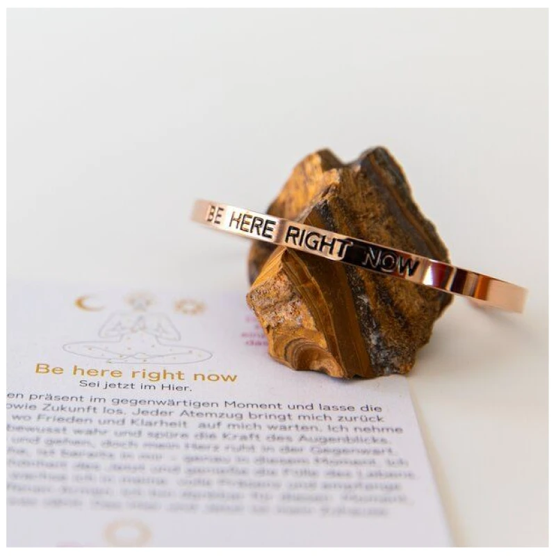 Divasya Armreif mit Gravur | rosé vergoldet | Be here right now