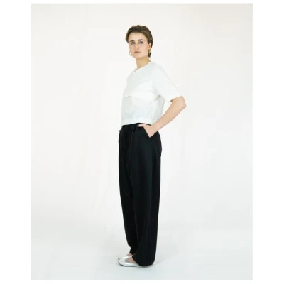 keijn Hose NEUTH - Zeitlose Bundfaltenhose aus tiefschwarzem Twill